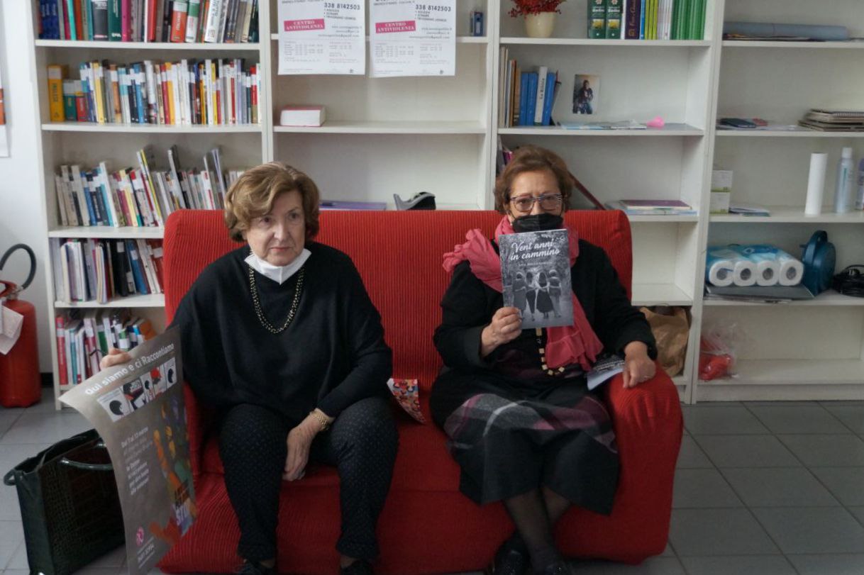 Copertina per Un libro contro la violenza di genere, in 20 anni aiutate 1.600 donne a Gorizia